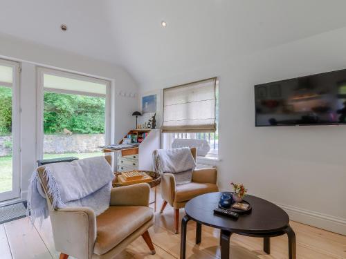 a living room with two chairs and a table at Fir Tree Apartment - Uk49993 in Crowborough