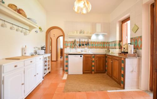 Amazing Home In Castellabate With Wifiにあるキッチンまたは簡易キッチン