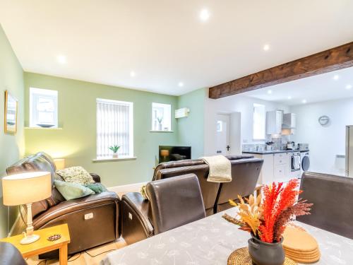 un soggiorno con tavolo e sedie di Riding Cottage - Uk37449 a Pateley Bridge