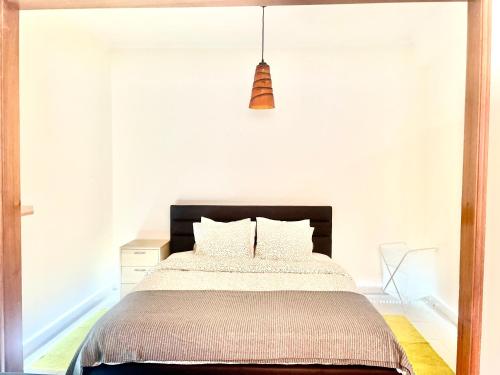 Póvoa de Santo AdriãoにあるLuxury rooms in central Lisbon next station Odivelasのベッドルーム(ベッド1台、ペンダントライト付)