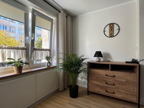 a living room with a dresser and a window at Apartament Muzyczny Kącik przy Rynku in Świdnica