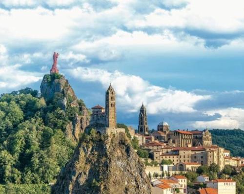 Nespecifikovaný výhled na hory nebo výhled na hory při pohledu z prázdninového domu