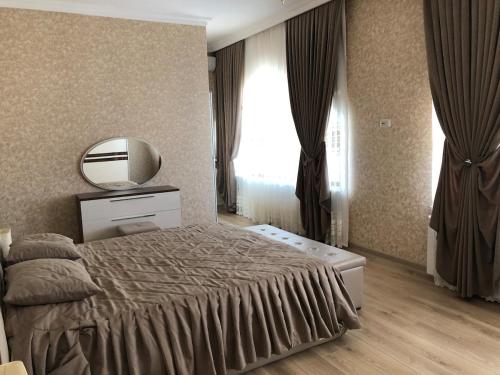 En eller flere senge i et værelse på Mardakan Garden