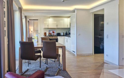 een keuken en eetkamer met een tafel en stoelen bij Cloud in Binz