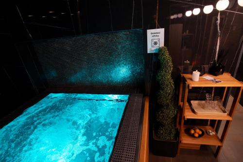 - une grande piscine dans une pièce avec une table dans l'établissement Wellness Hotel Republika 24 Apartments, à Plzeň