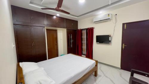 TV a/nebo společenská místnost v ubytování KHS Arunachala