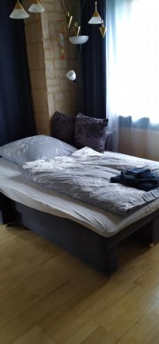 a large bed in a bedroom with a window at Ferienwohnung Eichfeld in Malsfeld
