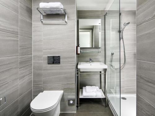 ニューポートにあるMercure Newportのトイレ、洗面台、シャワー付きのバスルーム