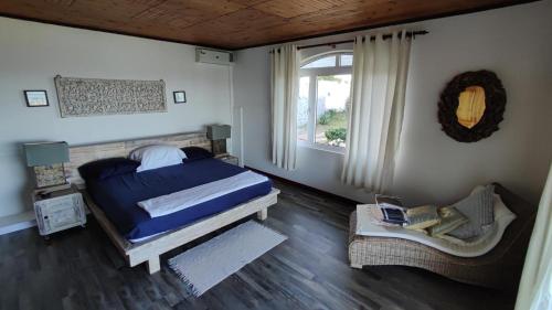 un dormitorio con una cama y una ventana en Beau Soleil Stunning Sea View One Bedroom Apartment, en Mahe