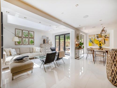 un salon avec un canapé et une table dans l'établissement Fir Trees - Uk49994, à Crowborough