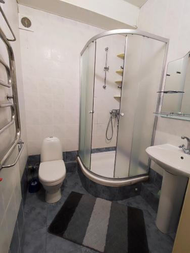 Koupelna v ubytování Spacious apartment at 18 Grigory Skovoroda Street