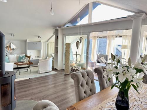 a living room with a table and chairs at Westerwald Hideaway 