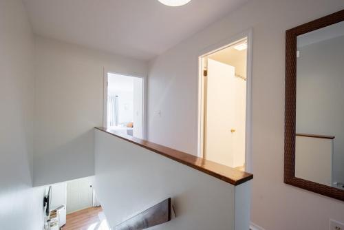 een trappenhuis met een spiegel en een trap bij Outdoors, Hiking, Skiing Mountain Vacation Getaway in Tannersville