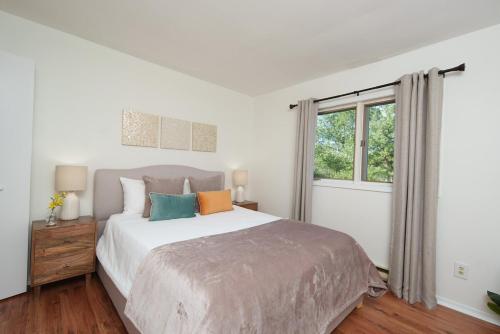 een witte slaapkamer met een groot bed en een raam bij Outdoors, Hiking, Skiing Mountain Vacation Getaway in Tannersville