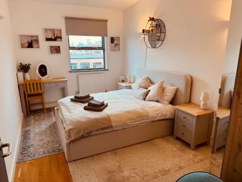 a small bedroom with a bed and a window at Entire 1 bed flat in the heart of London Islington in London