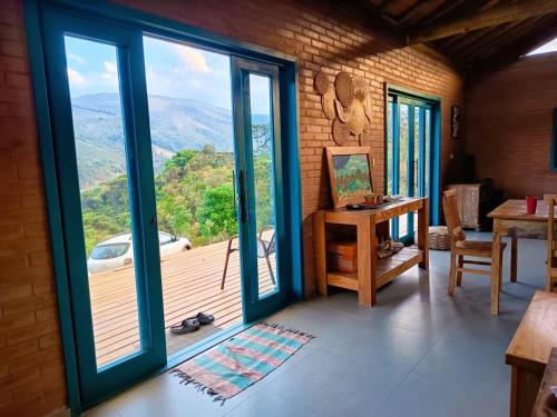 Zimmer mit einer großen Glastür mit Aussicht in der Unterkunft Casa na Cachoeira das Fadas - Matutu, Aiuruoca - MG in Aiuruoca