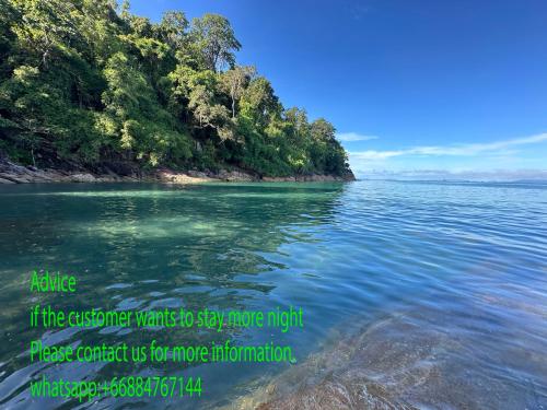 une vue sur l'eau avec une île dans l'établissement Mama's Bungalows Koh Chang Ranong, à Koh Chang Ranong