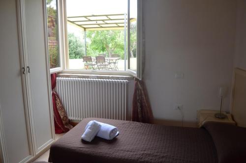 a bedroom with a bed with two towels on it at Urbania, Arte e Natura in Urbania