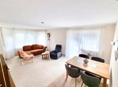 a living room with a couch and a table and chairs at Ferienoase Bad Wörishofen in Bad Wörishofen