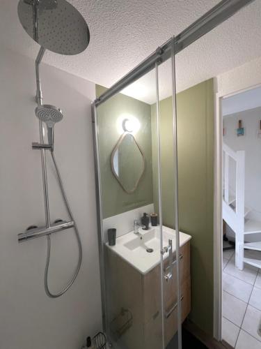 Et badeværelse på Unappartalamer Vue Golf de Pornic et piscine