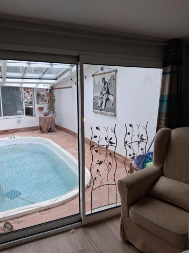ein Zimmer mit großem Swimmingpool und einer Couch in der Unterkunft Escale fleurie in Toulouse