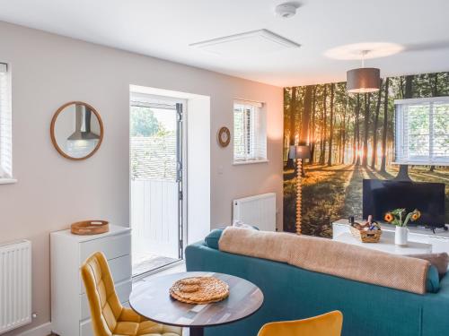 een woonkamer met een bank en een tafel bij Oak - Uk50462 in Alvington