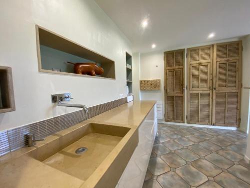 Un baño con un lavabo grande en una habitación. en Villa Férus Piscine chauffée, en Buis-les-Baronnies