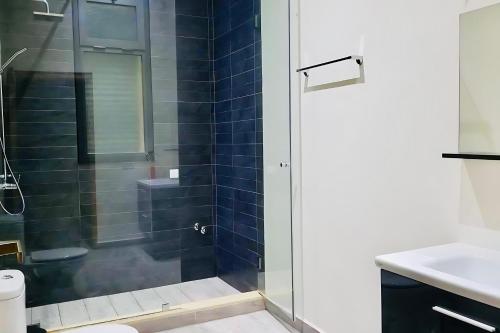 ein Badezimmer mit Dusche mit Glastür in der Unterkunft Villa de la famille, with Private pool in Marrakesch