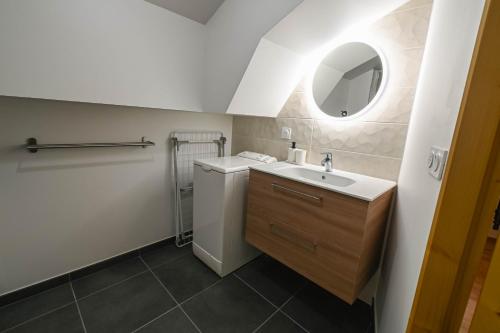 a bathroom with a sink and a mirror at Dans résidence neuve LE SNOW ROC sur les pistes, appartement 8 personnes 2 chambres et coin montagne avec Terrasse WIFI et SAUNA in Saint-Jean-dʼAulps