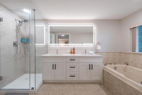 ウエスト・バンクーバーにあるStylish Scenic Oasis 3-Bed Suite West Vanの洗面台、シャワー、浴槽を備えたバスルーム