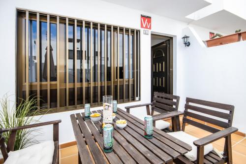 ein Holztisch und Stühle auf einem Balkon in der Unterkunft Apartamento Remo in Playa Honda