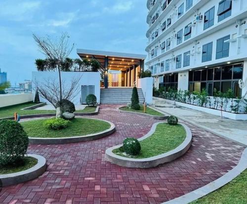 マンダウエ・シティにあるLei's Abodeの煉瓦造りの建物前の通路