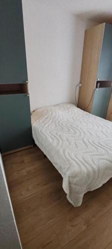 a small bedroom with a bed in a room at Appart Soleil et montagne in Les Angles