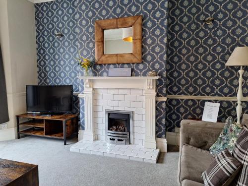 TV a/nebo společenská místnost v ubytování The Hampton Beautiful 3 Bedroom House with Conservatory & Garden