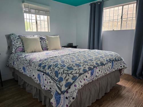 Rosarito BeachにあるLa casa rusticaのベッドルーム1室(青と白の掛け布団付きのベッド1台付)