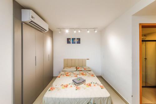 ジュイス・デ・フォーラにあるStudio On São Mateus 703の部屋にベッドが置かれた小さな寝室