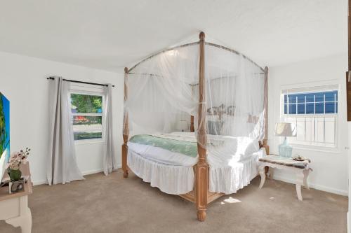 Ένα ή περισσότερα κρεβάτια σε δωμάτιο στο The Perfumers House Hot Tub, near the Beach FLORIDA ST PETERSBURG