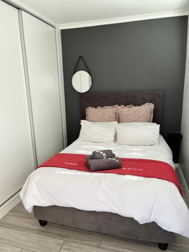 Ένα ή περισσότερα κρεβάτια σε δωμάτιο στο Marbella - Cozy studio in Heart of Table View