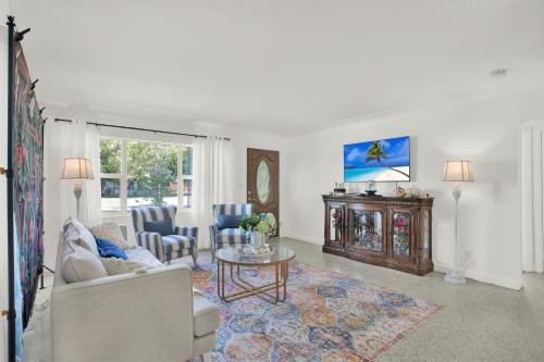 Μια τηλεόραση ή/και κέντρο ψυχαγωγίας στο The Perfumers House Hot Tub, near the Beach FLORIDA ST PETERSBURG