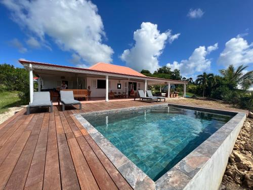Casa con piscina y terraza de madera en Villa Magalante, sea view, en Grand-Bourg