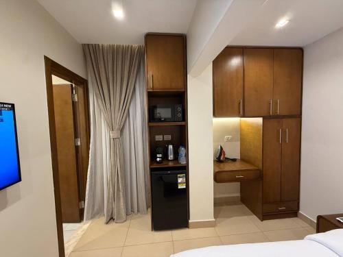 Una habitación de hotel con cocina y dormitorio. en فندق اقمار مدينة نصر Aqmar Hotel Nasr City, en El Cairo