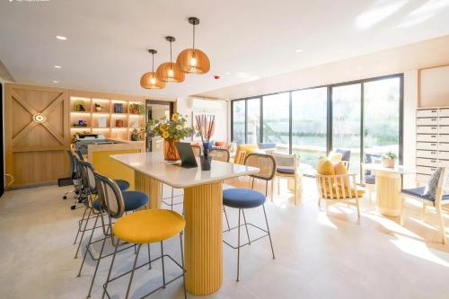 a kitchen and dining room with a table and chairs at Chic Vay Central Pattaya Condo in North Pattaya