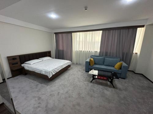 Postel nebo postele na pokoji v ubytování Rustaveli Inn რუსთაველი ინნ