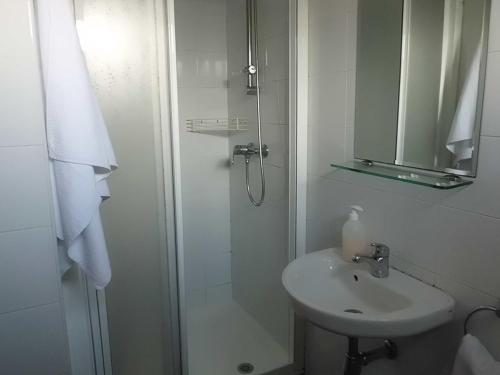 Kylpyhuone majoituspaikassa Hostal Caracas