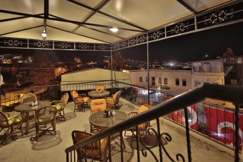 balkon ze stołami i krzesłami oraz widokiem na miasto w obiekcie View Cave Hotel w Göreme