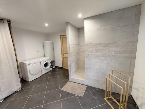 a laundry room with a washer and a washing machine at Olhain - La Parenthèse in Fresnicourt-le-Dolmen