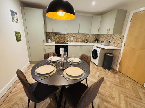Kuchyň nebo kuchyňský kout v ubytování 2 Bedroom City Centre garden flat with Secure Parking