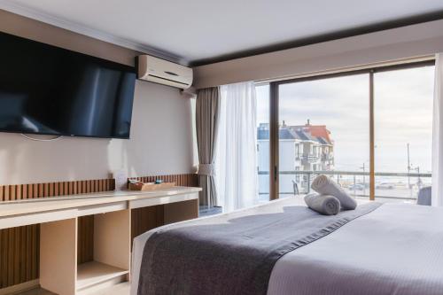 a hotel room with a bed and a large window at Mahia hotel Reñaca in Viña del Mar