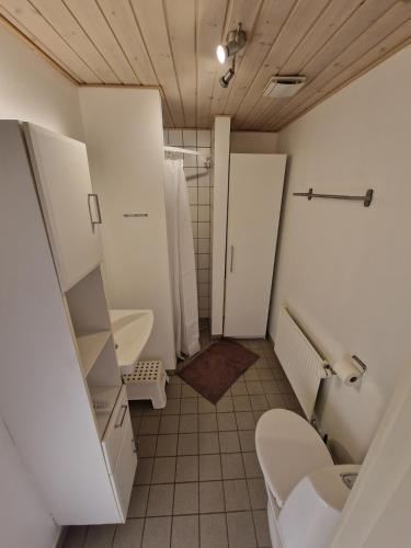 a bathroom with two sinks and a toilet in it at Lejlighed i Gråsten in Gråsten