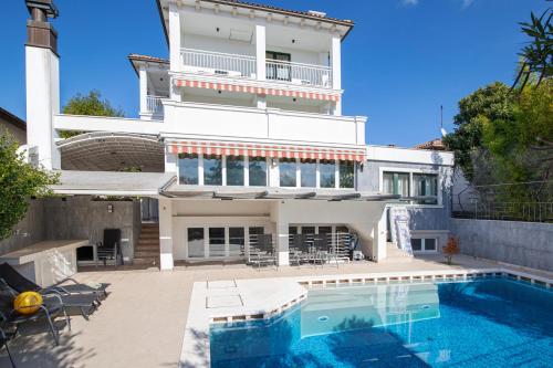 Villa Arena - pool table, table tennis, darts & more